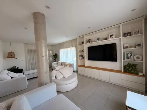 Casa 6 ambientes con 4 baños