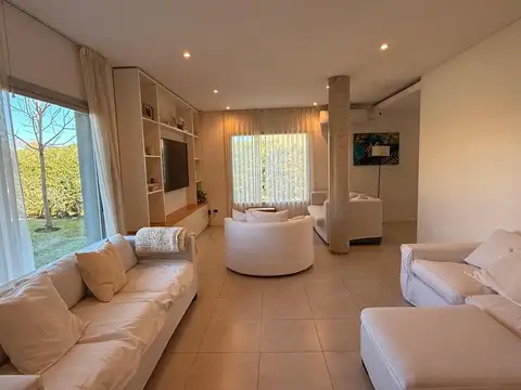 Casa en Venta en Pilar del Este - Santa Guadalupe, USD 290.000