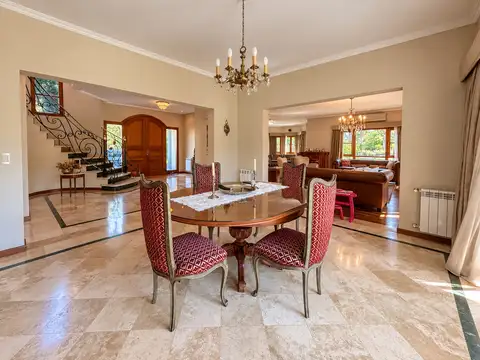 Casa 6 ambientes con 5 baños