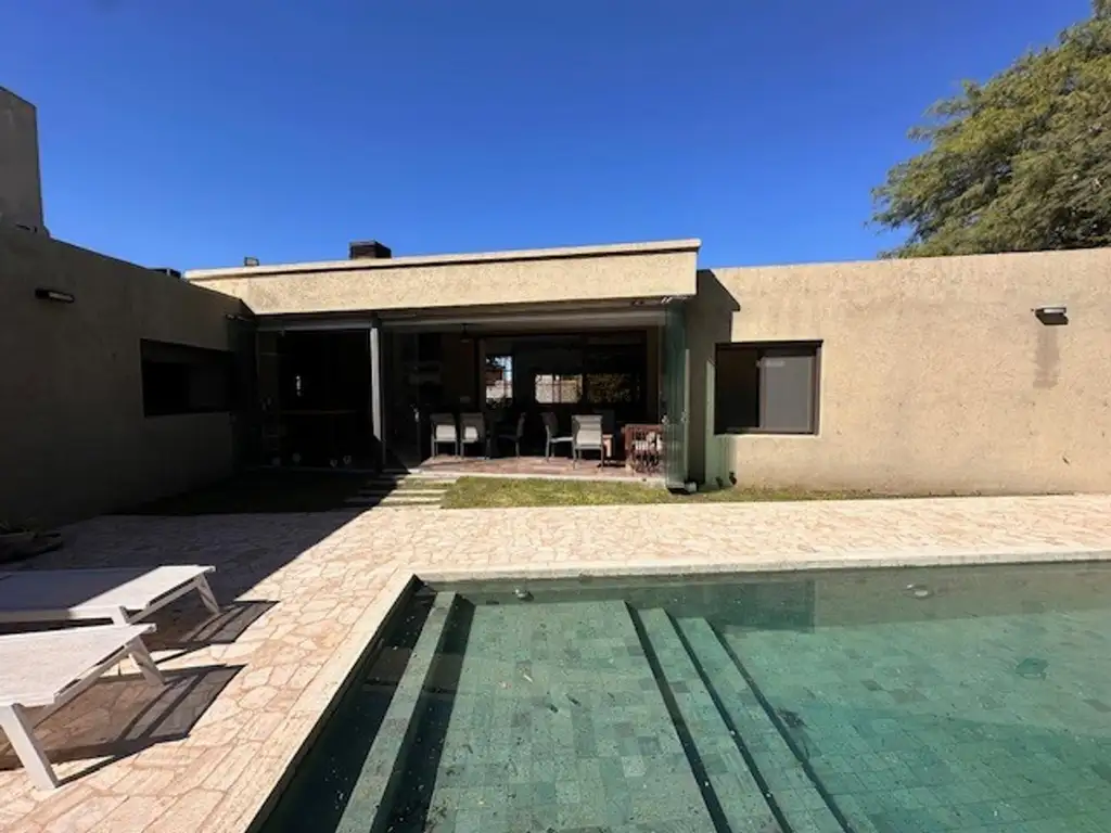 Casa - 320  m² Cubierta | 4 dormitorios | 5 años | 5 ambientes | 4 cocheras | Excelente