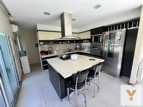 Casa 7 ambientes con 5 baños