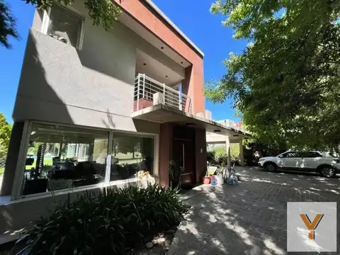 Casa en venta - 6 Dormitorios 5 Baños - La Plata