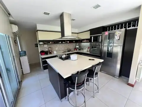 Casa 7 ambientes con 5 baños