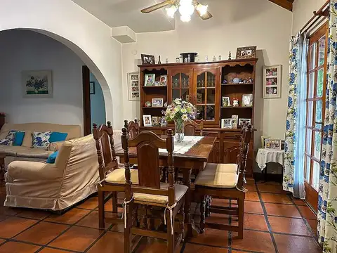 Casa 5 ambientes con 2 baños