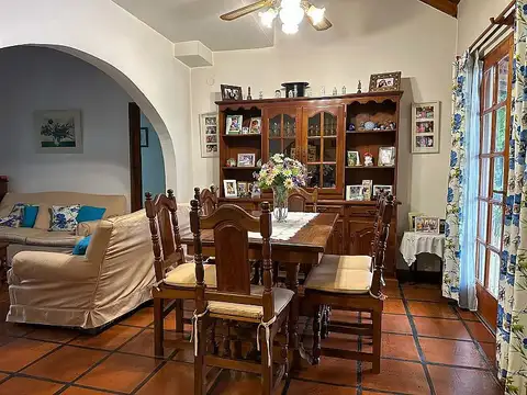 Casa 5 ambientes con 2 baños