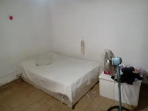 CASA DE 3 AMBIENTES CON PATIO . MANUEL OCANTOS 489, ESQUINA RICARDO GUTIERREZ, AVELLANEDA