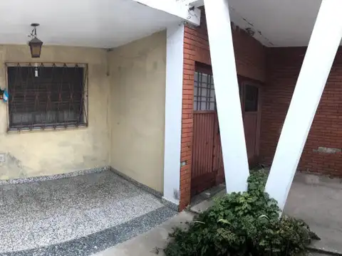 171 Nº 1748 entre Montevideo y Misiones, Bernal Oeste