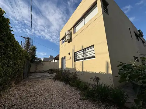 Casa en Alquiler con 2 cocheras
