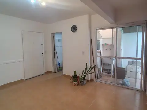 Dpto. de dos amb. con patiecito y hermoso Jardin compartido