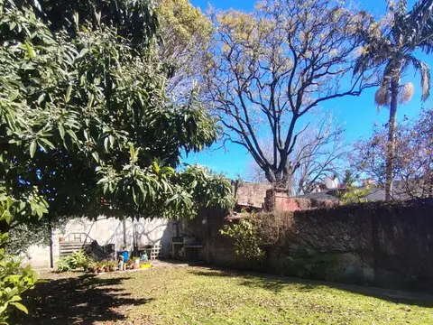 Dpto. de dos amb. con patiecito y hermoso Jardin compartido