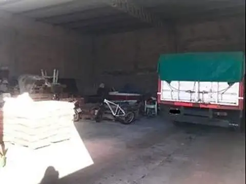 Venta de excelente casa en dos plantas, con deposito.