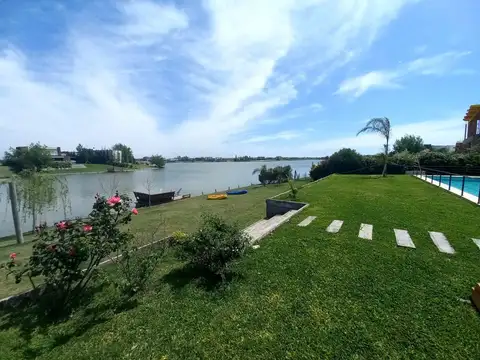 Casa 5 ambientes con 4 baños