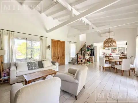 Casa en Alquiler con 3 cocheras