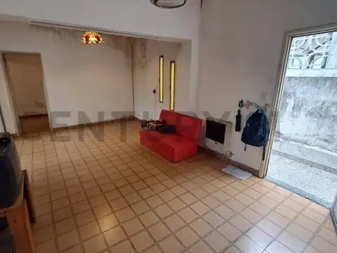 VENTA PH  4 Ambientes con Dos Patios, Terraza y Parrilla –GRAN POTENCIAL- PERMUTA