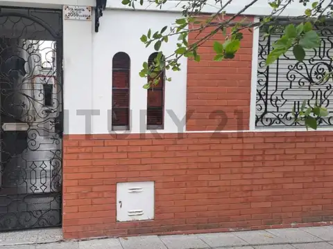 VENTA PH  4 Ambientes con Dos Patios, Terraza y Parrilla –GRAN POTENCIAL- PERMUTA