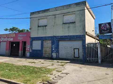 Local en Juan Jose Paso  al 6600, local con 2 viviendas, espacio verde