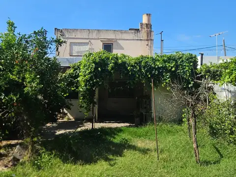 Local en  Juan Jose Paso  al 6600, local con 2 viviendas, espacio verde