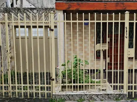 CASA EN LOTE PROPIO CON PISCINA Y GARAGE (OMBU 5300- TABLADA