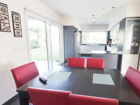 Casa en Alquiler con 2 cocheras