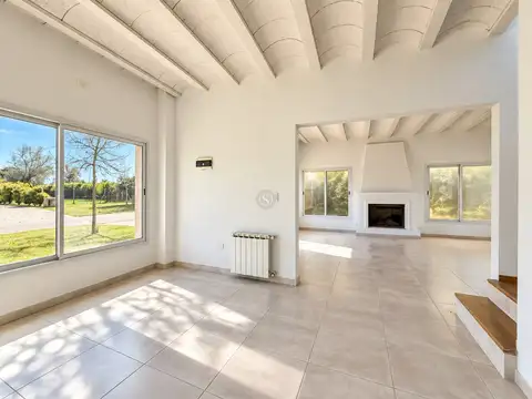 Casa en Venta con 3 cocheras