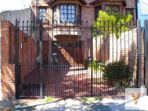 Triplex en venta - 3 Dormitorios 3 Baños - 300Mts2 - Saavedra
