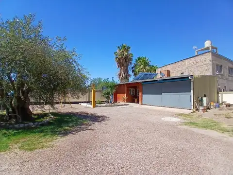  Casa con Salón + Quincho y Pileta