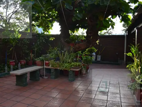 Casa 10 ambientes con 2 baños