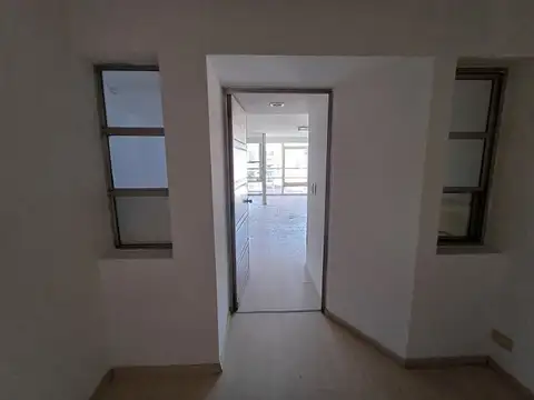 Moderna Oficina con excelente iluminación, cocina y baño privado, Monserrat.