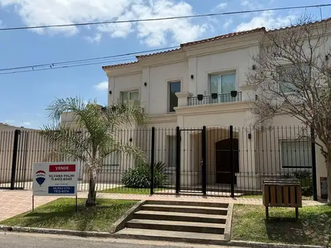 VENTA CASA 6 AMB. C/ PILETA -APTO CREDITO- C EVITA