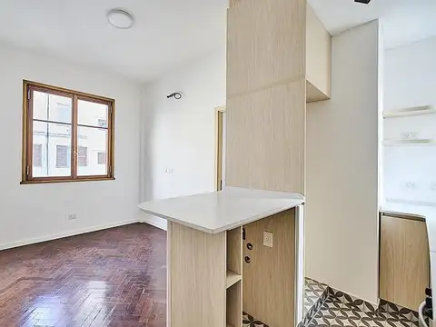 Luminoso dos ambientes al contrafrente. Reciclado. Living comedor, un dormitorio con placard