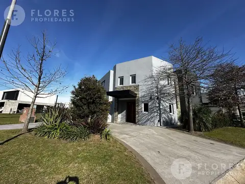 Flores Prop. Vende Casa en Ayres Plaza, Pilar