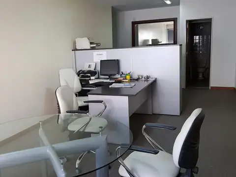 Oficina de 38 m2 c/baño propio, piso alto, luz