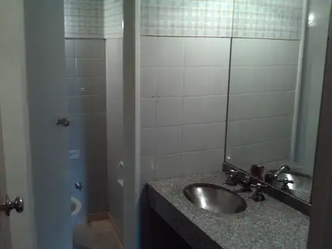Oficina de 38 m2 c/baño propio, piso alto, luz