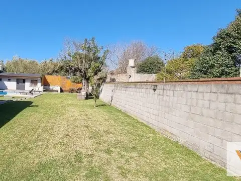 Casa en venta - 2 dormitorios 1 baño  -  patio pileta parrilla - 900mts2- Florencio Varela