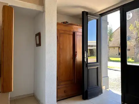 Casa 9 ambientes con 3 baños