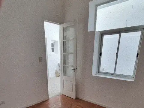 Excelente PH sin Expensas ideal para oficina en pleno centro comercial de Villa Del Parque