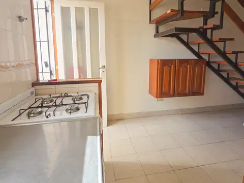Departamento 2 amb. con patio (1° piso por esc.) - Funes y Avellaneda