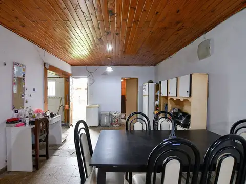 CASA EN VENTA A REFACCIONAR LA PLATA PATIO VERDE