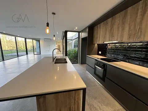 Casa en Alquiler con 2 cocheras