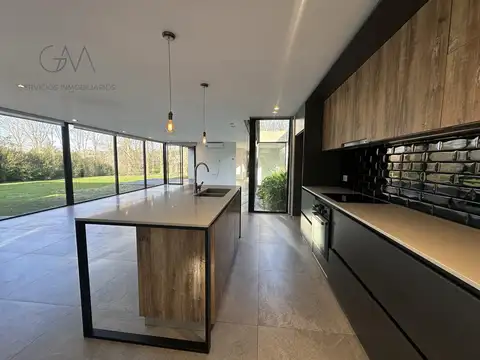 Casa 5 ambientes con 3 baños
