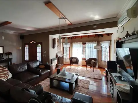 Casa en Venta con 3 cocheras