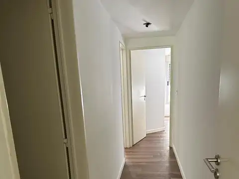 Semipiso Al Frente 3 Ambientes 2 Baños Con Balcon Vista Abierta Frente A La Plaza Almagro Pura Luz Y Sol Impecable 