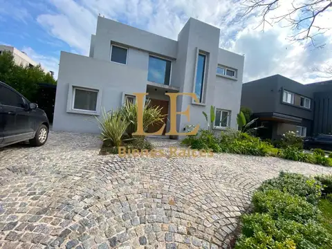 Casa 5 ambientes con 4 baños