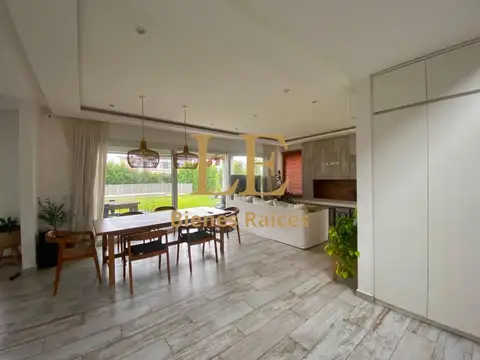 Casa en Venta con 5 cocheras