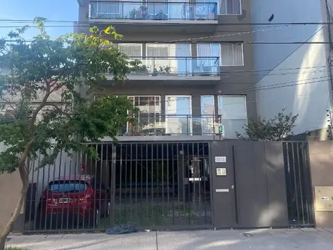 EXC.DEPARTAMENTO 3AMB CON COCHERA. INMEJORABLE UBICACION LUMINOSO  BALCON . TOTAL 77 M2