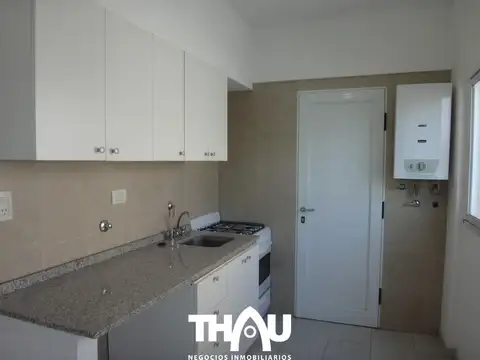 Departamento contra frente de 1 dormitorio con placard embutido y piso flotante, cocina completa con