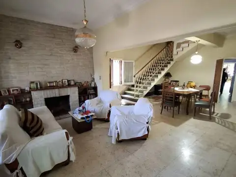 Casa en Venta con 3 cocheras
