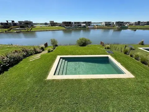 Casa 8 ambientes con 5 baños