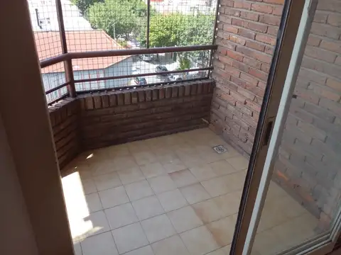 ALQUILER 2 AMBIENTES AL FRENTE CON BALCON