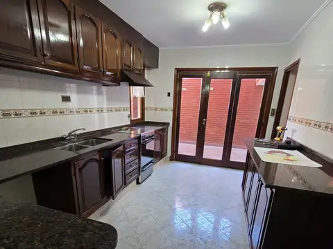 Casa en Venta con 3 cocheras
